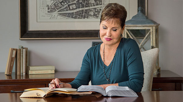 Joyce Meyer beim Bibelstudium